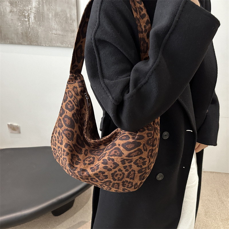 Bolsa de transporte de alta calidad 2024, invierno nuevo retro cuero suave leopardo bolsa casual versátil bolso de hombro inclinado