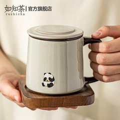 パンダのティーカップの陶磁器のお茶の水は分離して濾過します。