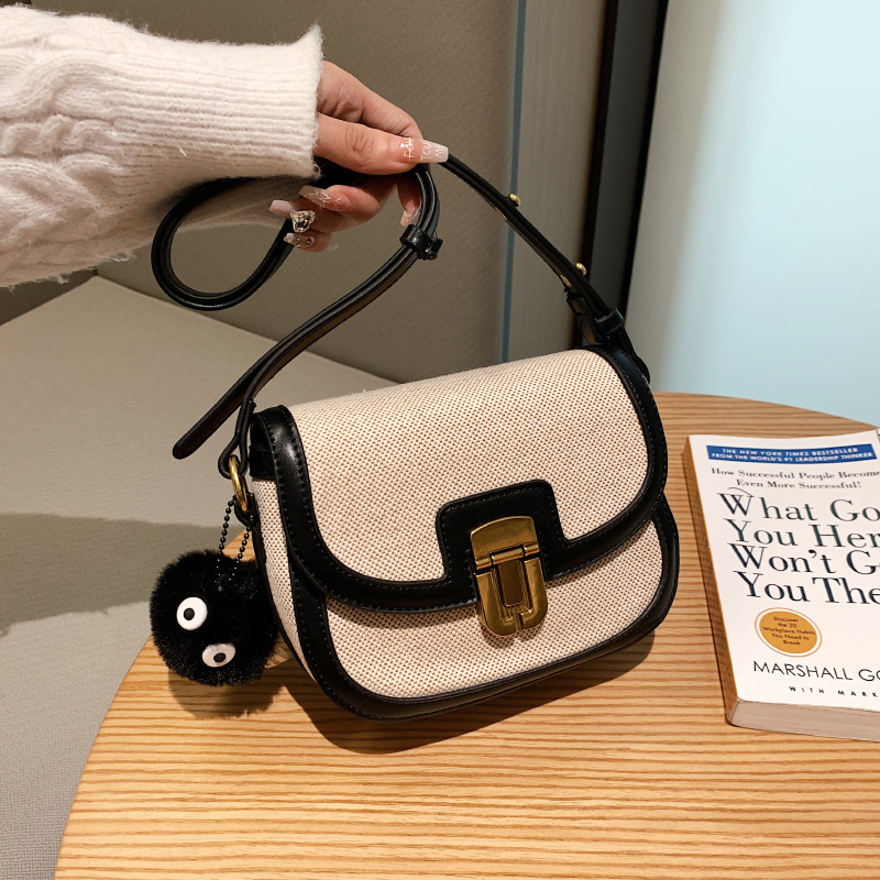 Damen 2024 Neue Koreanische Ausgabe Kleine Stand Kontrast Canvas Satteltasche Mode Trendy Umhängetasche_voghion.com