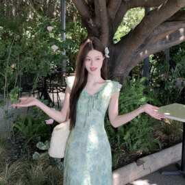 亚马逊速卖通eBay独立站绿色吊带碎花连衣裙夏季海边度假穿搭长裙