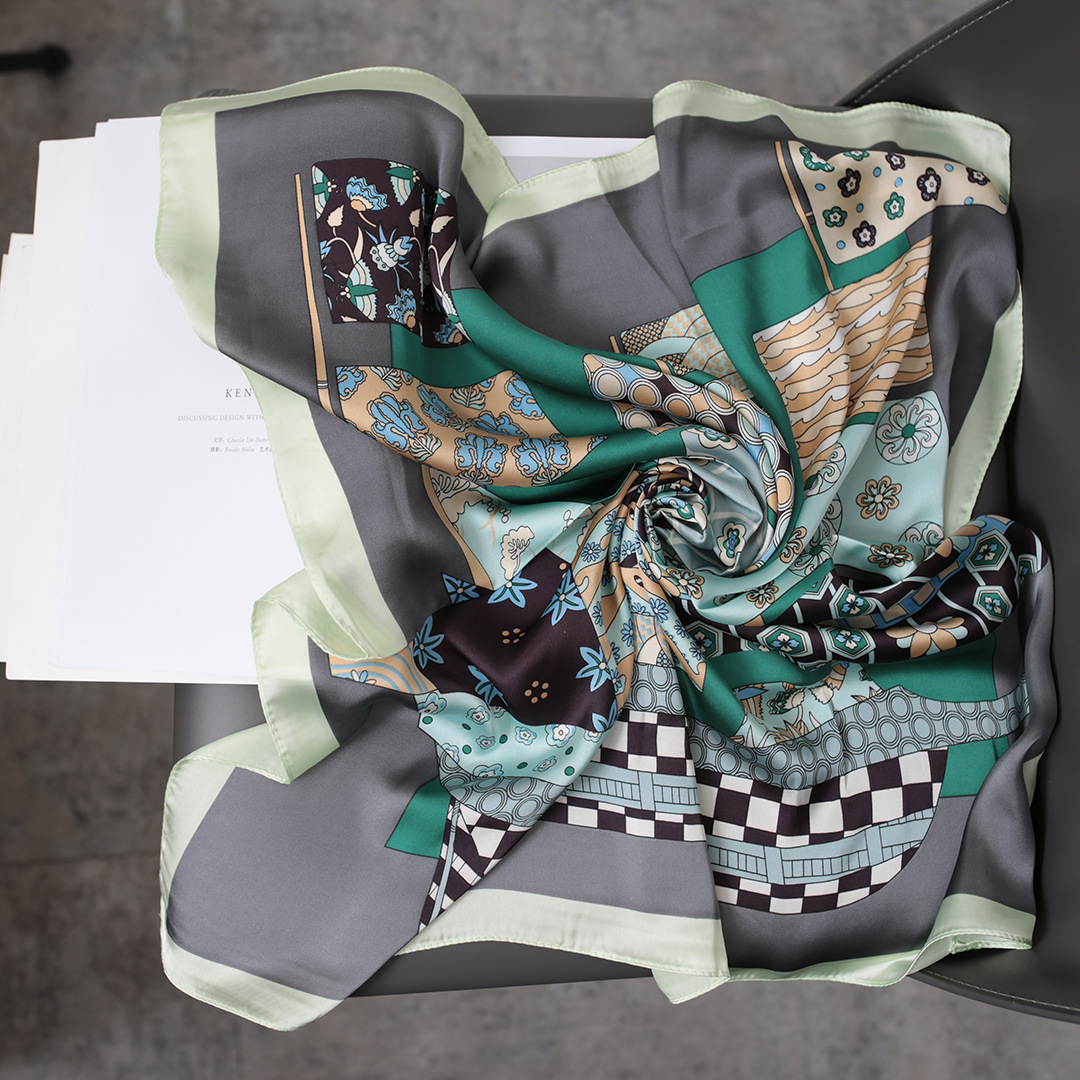 Foulard quadrato in seta da donna elegante e accessorio versatile_voghion.com