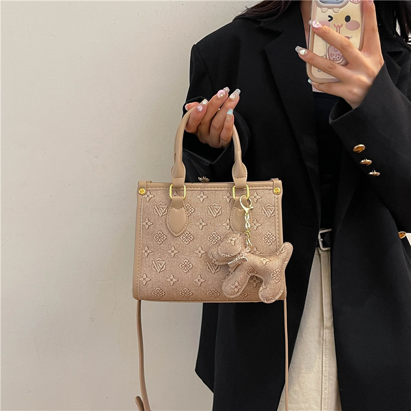 Bolsos clásicos de presbiterio con estampado de letras Bolsos tote Bolsos retro europeos y americanos al por mayor transfronterizos Bolsos de hombro con textura de todo fósforo