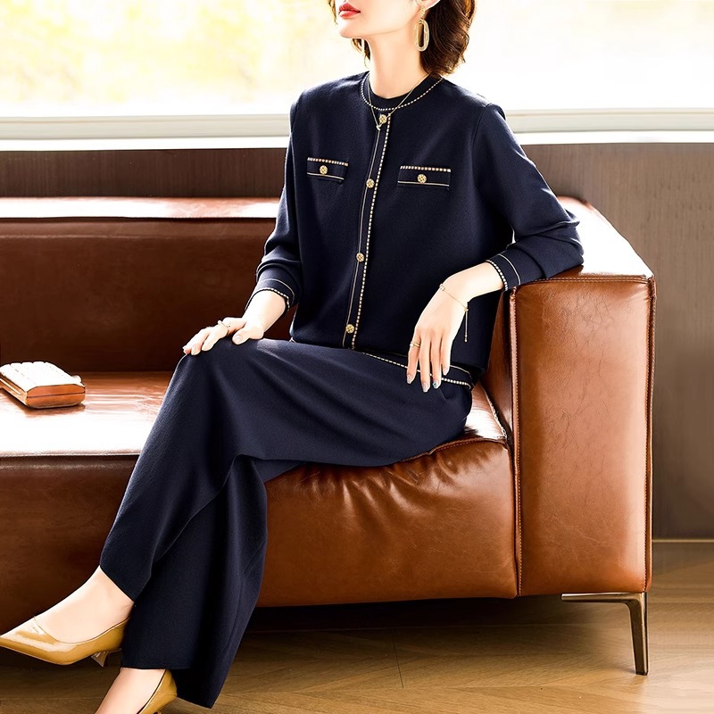 Fashionable autumn knitted sports suit for elderly