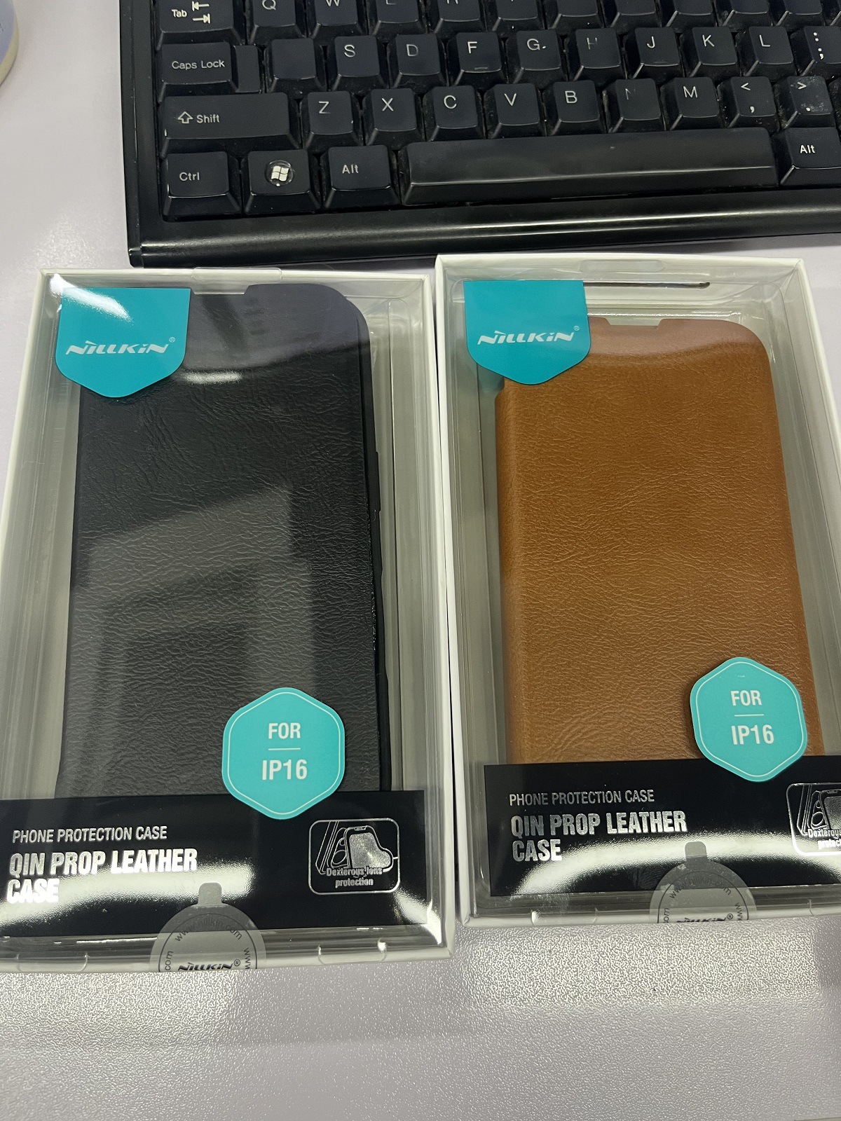 Ốp lưng iPhone 16 Pro Max chống sốc viền dày, có giá đỡ ống kính, bảo vệ toàn diện — Dòng Qin PROP (mẫu vải) màu đen, Dòng Qin PROP (mẫu vải) màu nâu, Apple IPHONE16 chi tiết 18