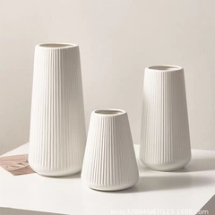 メーカー卸売りは陶磁器のプラスチックの花瓶の白い縦の紋様をまねて花を挿します。