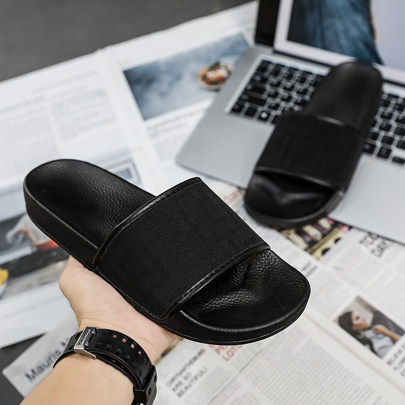 Zapatillas de hombre cómodas 2025 zapatillas de verano de moda europea y americana ligera antideslizante zapatillas de playa frías