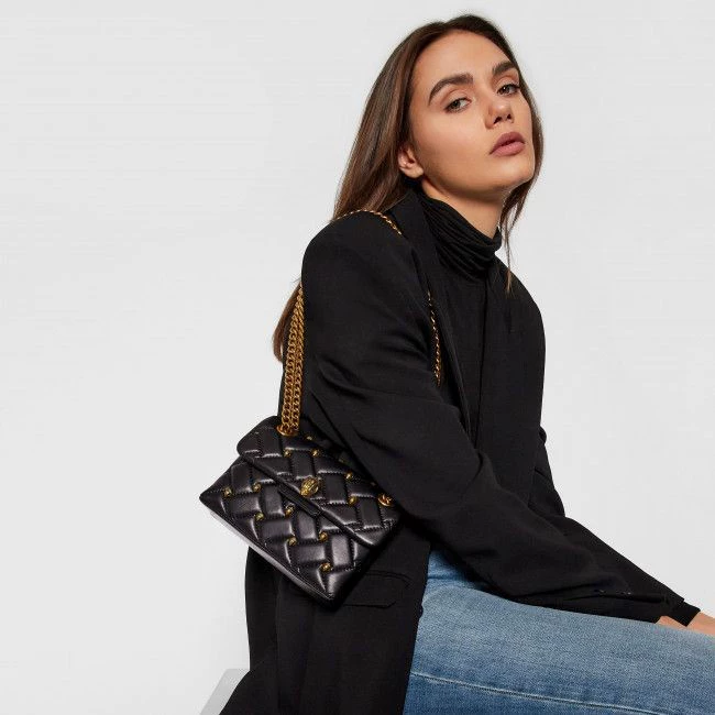 One-shoulder bag with diamond pattern, Chanel style, chain bag