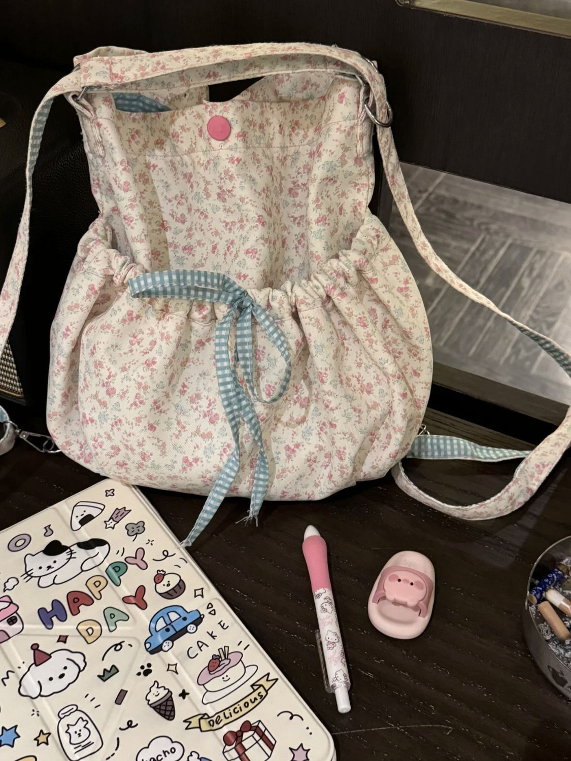 Mochila com laço floral rosa, especialmente projetada para mulheres, outono/inverno 2025, novo estilo coreano, bolsa de ombro plissada de grande capacidade para deslocamento._voghion.com