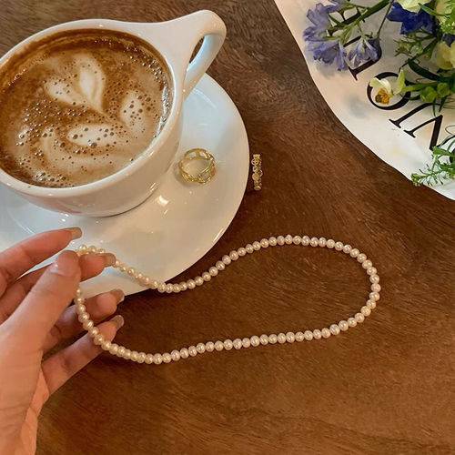 A versatile pearl necklace with a Korean fever-inspired style, featuring an Instagram-worthy, niche, and retro charm for stacking, a choker chain, and a minimalist neck chain.