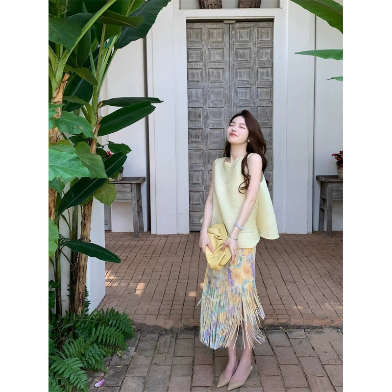 Летний модный комплект 2025: элегантный и повседневный стиль, топ без рукавов в стиле Мияке с плиссированной юбкой с бахромой, женский комплект из двух предметов