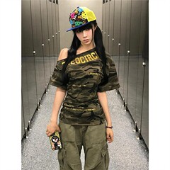 原版面料美式街头斜肩t恤女夏季印花迷彩短袖tee修身辣妹露肩上衣