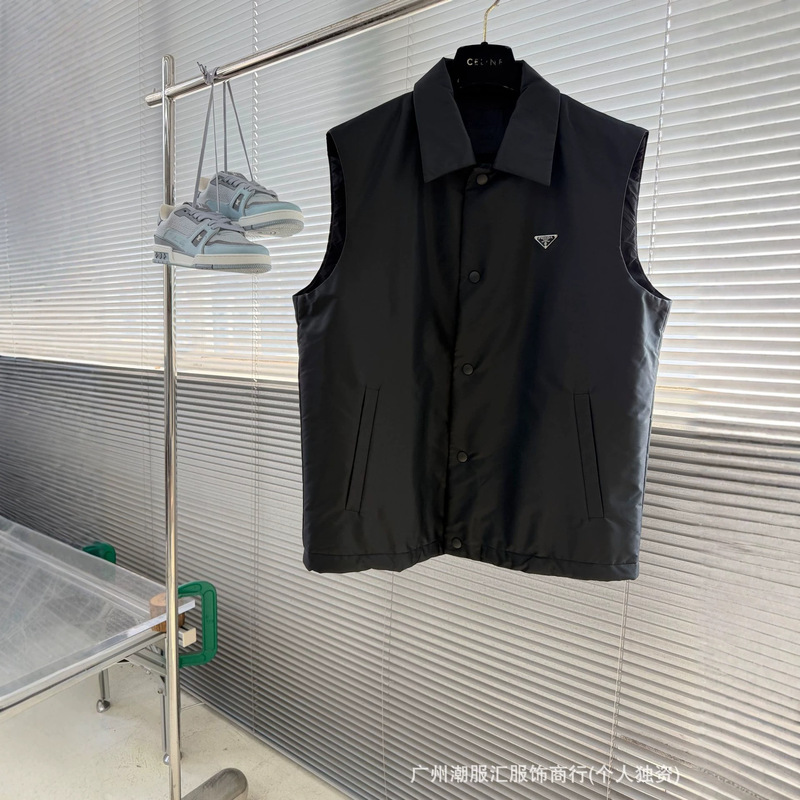 Authentic P brand men's lapel vest with triangular logo, snap buttons, and pockets, a lightweight and luxurious casual warm outerwear for autumn and winter