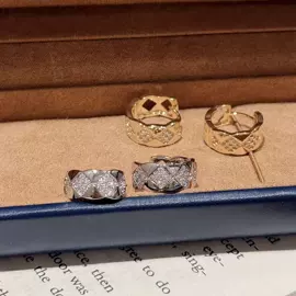 项链;耳钉;手链