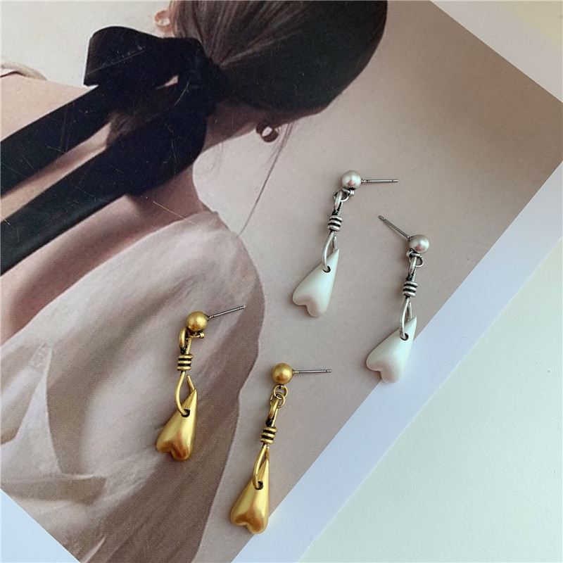 New Simple Retro Golden Love Big Earrings display picture 5