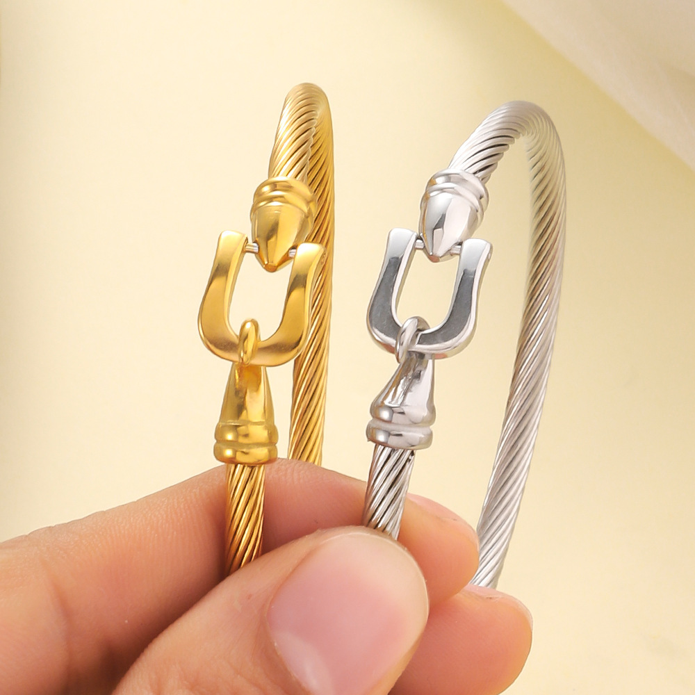 Brazalete de acero inoxidable transfronterizo para niñas de alto nivel no se desvanece elástico abertura brazalete amor gancho herradura de titanio brazalete de acero image 5