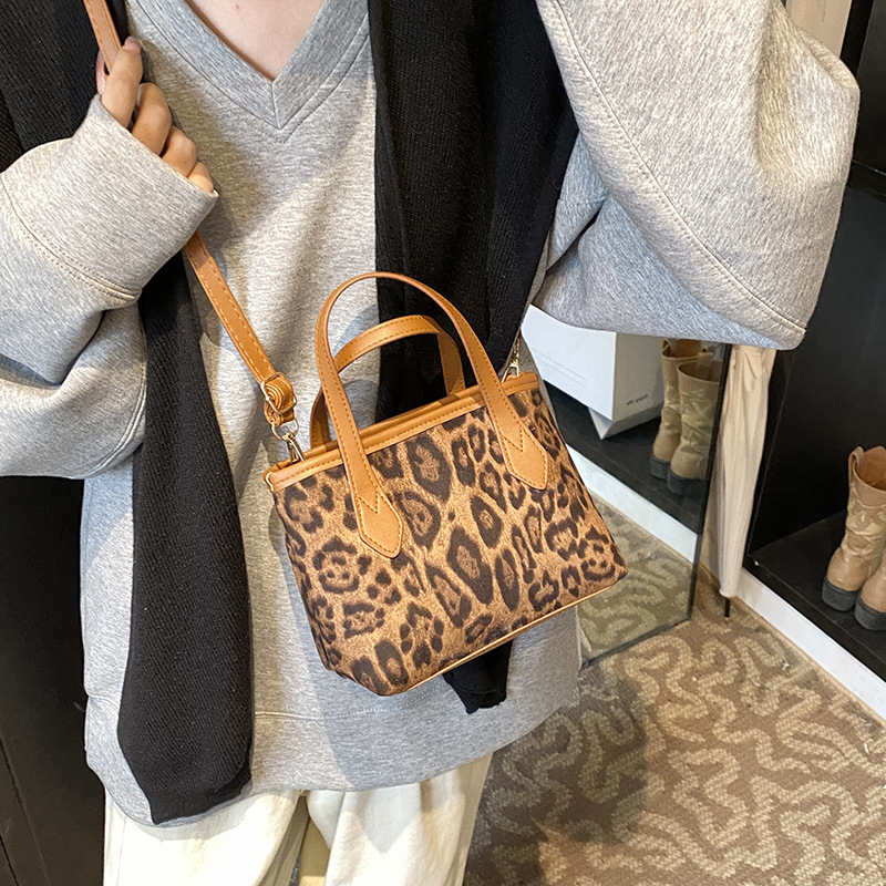 Otoño y invierno super caliente leopardo bolso de mano para mujeres 2024 nuevo bolso de mano de trabajo bolso de cubo de hombro