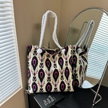 �½��خa������ɫ�L�����R˹����Ů�p������e�ͶY����������б��