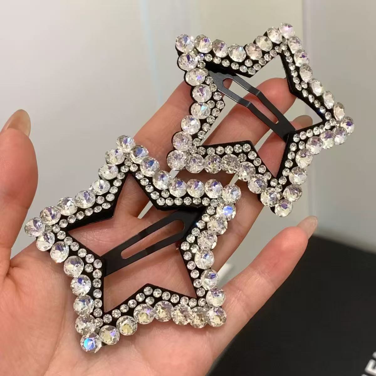 Luxurious and elegant hollow star rhinestone hair clip for girls, versatile and high-end side clip hair accessory with a cartoon design