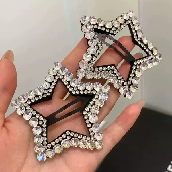 Luxurious and elegant hollow star rhinestone hair clip for girls, versatile and high-end side clip hair accessory with a cartoon design