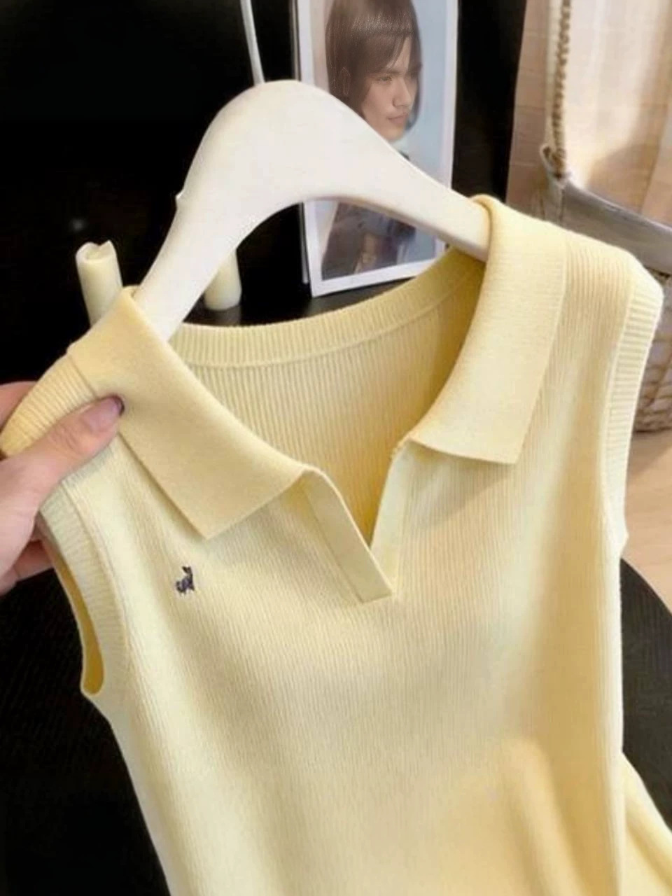 Áo croptop nữ cổ V thêu họa tiết, phom dáng ôm sát, không tay — màu vàng