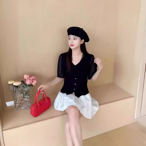 Summer-style, Thin, Patchwork Mesh Gauze Bubble-Sleeve Knit Top for Women – V-Neck, Slimming, Figure-flattering, Youthful Look, Perfect as a Blouse