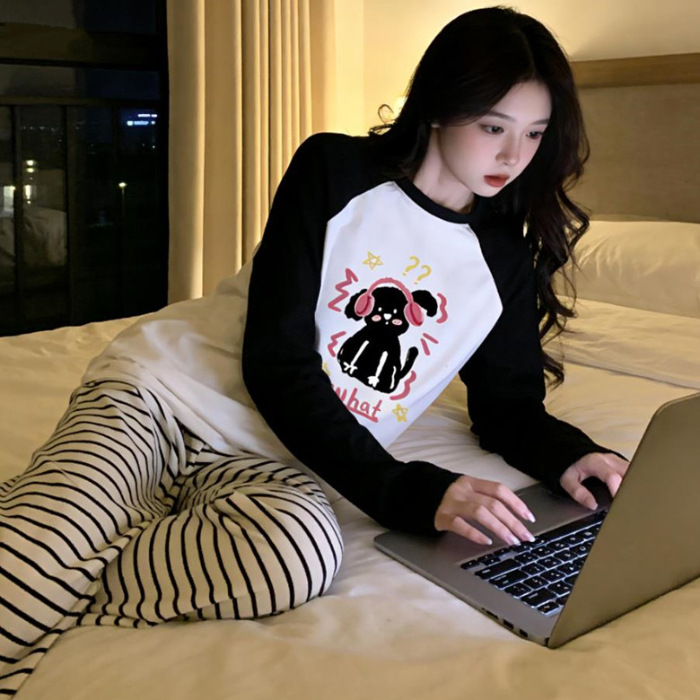 검정색과 흰색 헤드폰, 검정색 테디 슬림 바지, 더블 길이