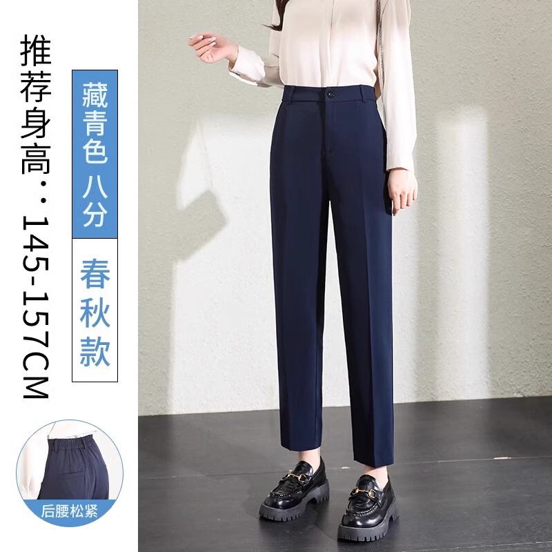 黒いスーツのズボンの女性のペンダント感があります。|undefined