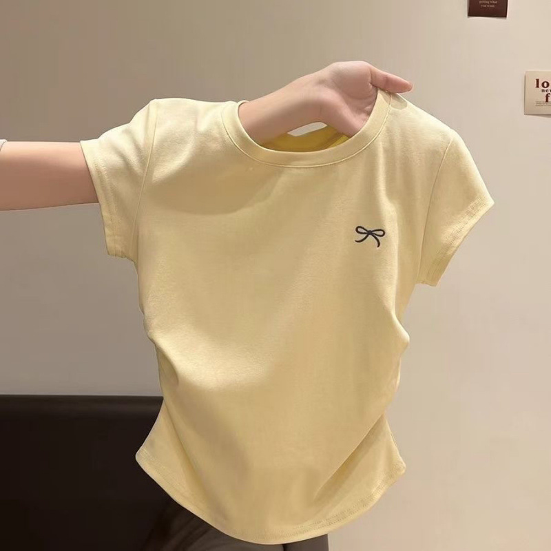 女性のための右肩ラウンドネック半袖Tシャツ夏の新しいスタイルのプリーツウエストデザインスリムホットガールショート刺繍トップ|undefined