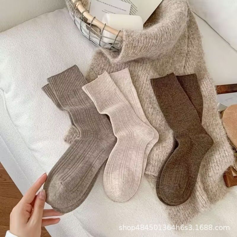 Oatmeal striped high-end solid color vertical stripe socks for women, mid-calf socks, Miu style, simple and versatile, shiny stacked socks
