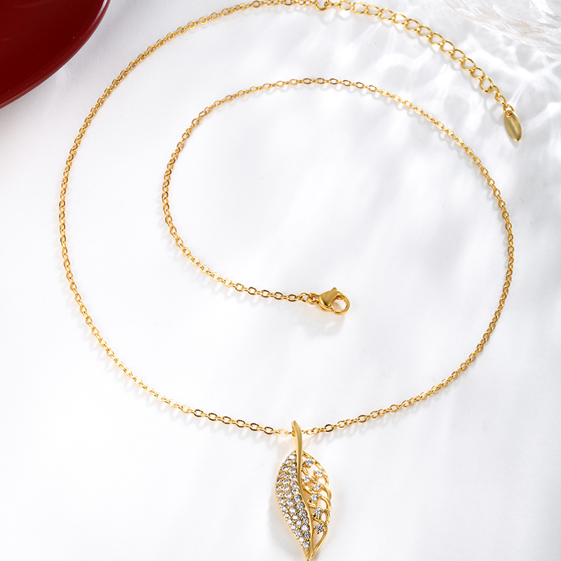 Xuping joyería explosión colgante de hoja de oro colgante forma de hoja de collar cadena de clavícula temperamento ligero lujoso colgante de alto nivel