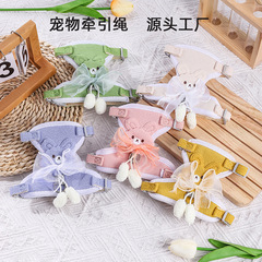 猫の牽引縄は、外に出るのを防ぎます。