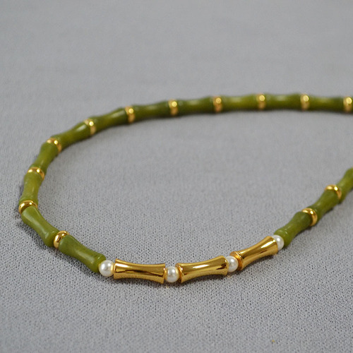 Trendy Chinese-style niche design: Fresh olive-green jade, bamboo-section bead necklace—simple, short, and perfect as a collarbone chain.