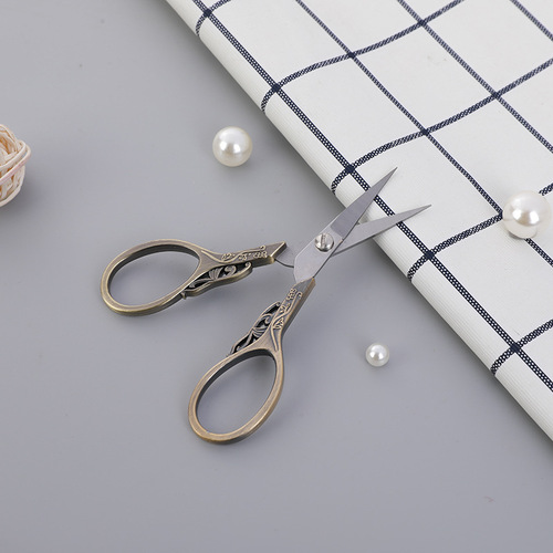 Classical colored titanium plum blossom scissors, stainless steel craft scissors, cross stitch DIY scissors, beauty tools, retro small scissors wholesale