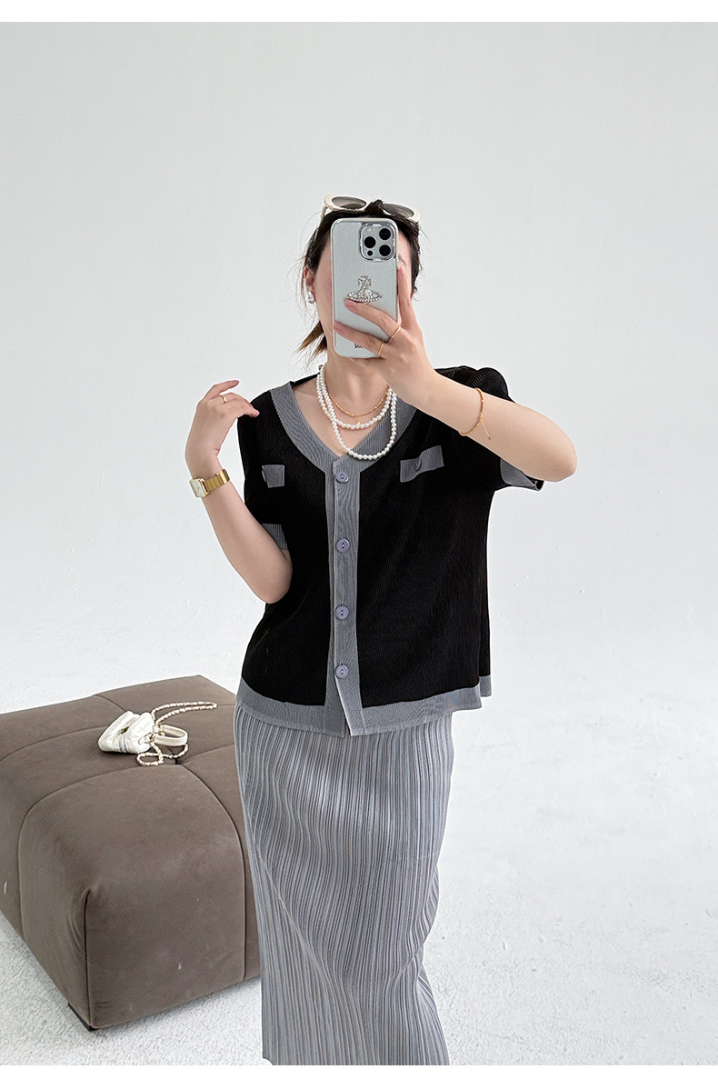 Áo phông ngắn tay cổ chữ V phong cách Chanel, thiết kế màu tương phản kiểu ngắn — Màu đen chi tiết 11