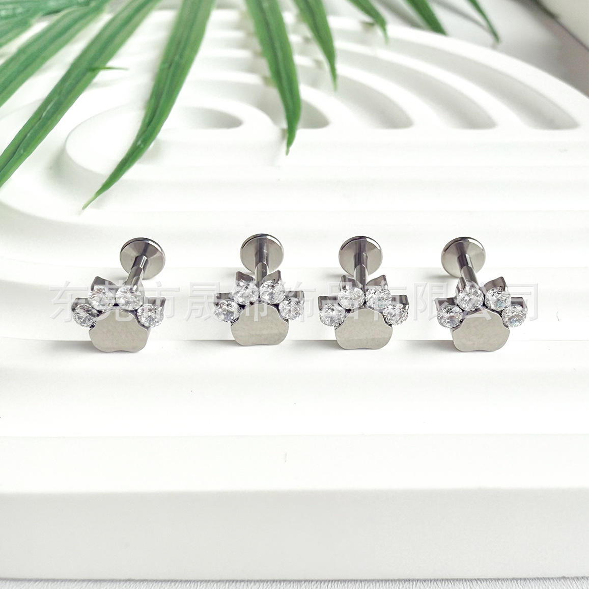 F136 Titanium Alloy Cat Paw Studded Cubic Zirconia Ear Stud G23 Internal Thread Labret Stud Helix Cartilage Stud Piercing Jewelry Cat Paw Zirconia