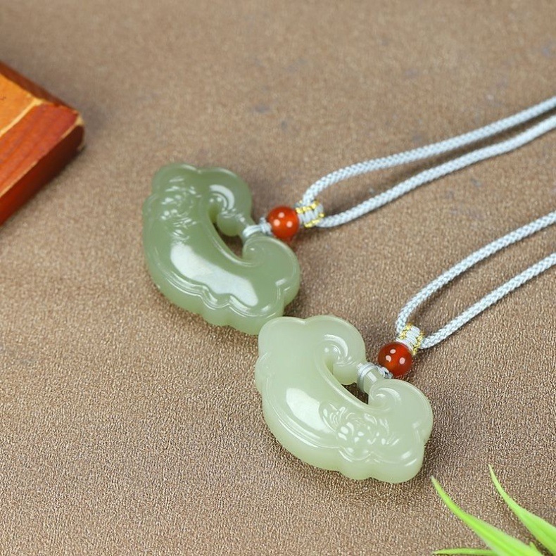 Mặt dây chuyền ngọc Hetian hình mây lành khóa an toàn, dài 25–30 mm — Màu xanh nhạt, Màu nắng đậm, Màu nắng trung tính chi tiết 14