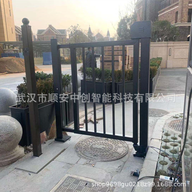 武汉小区栅栏款广告门刷卡进出门禁玻璃广告门人脸识别感应门闸