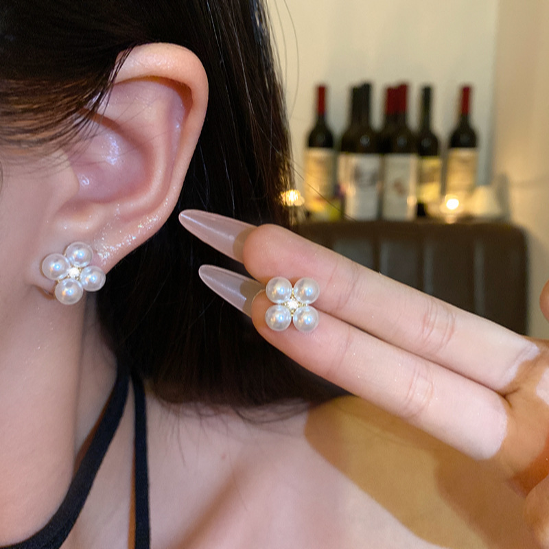 Cubic Zirconia And Pearl Stud Earrings For Everyday Elegance_voghion.com