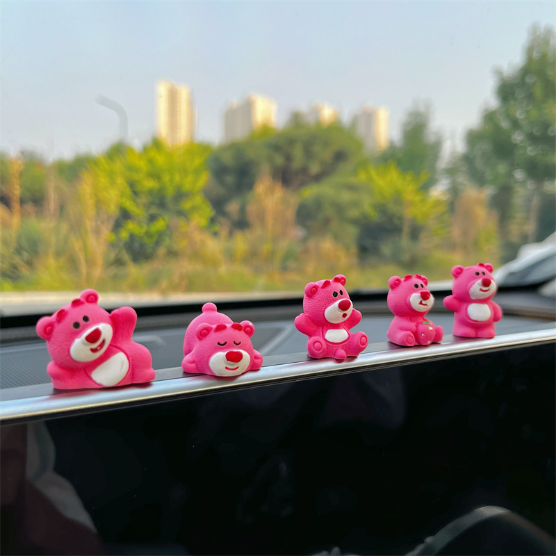 Nuevos adornos de coche Strawberry Bear, adornos de coche, adornos pequeños, consola central de coche, lindos adornos decorativos creativos