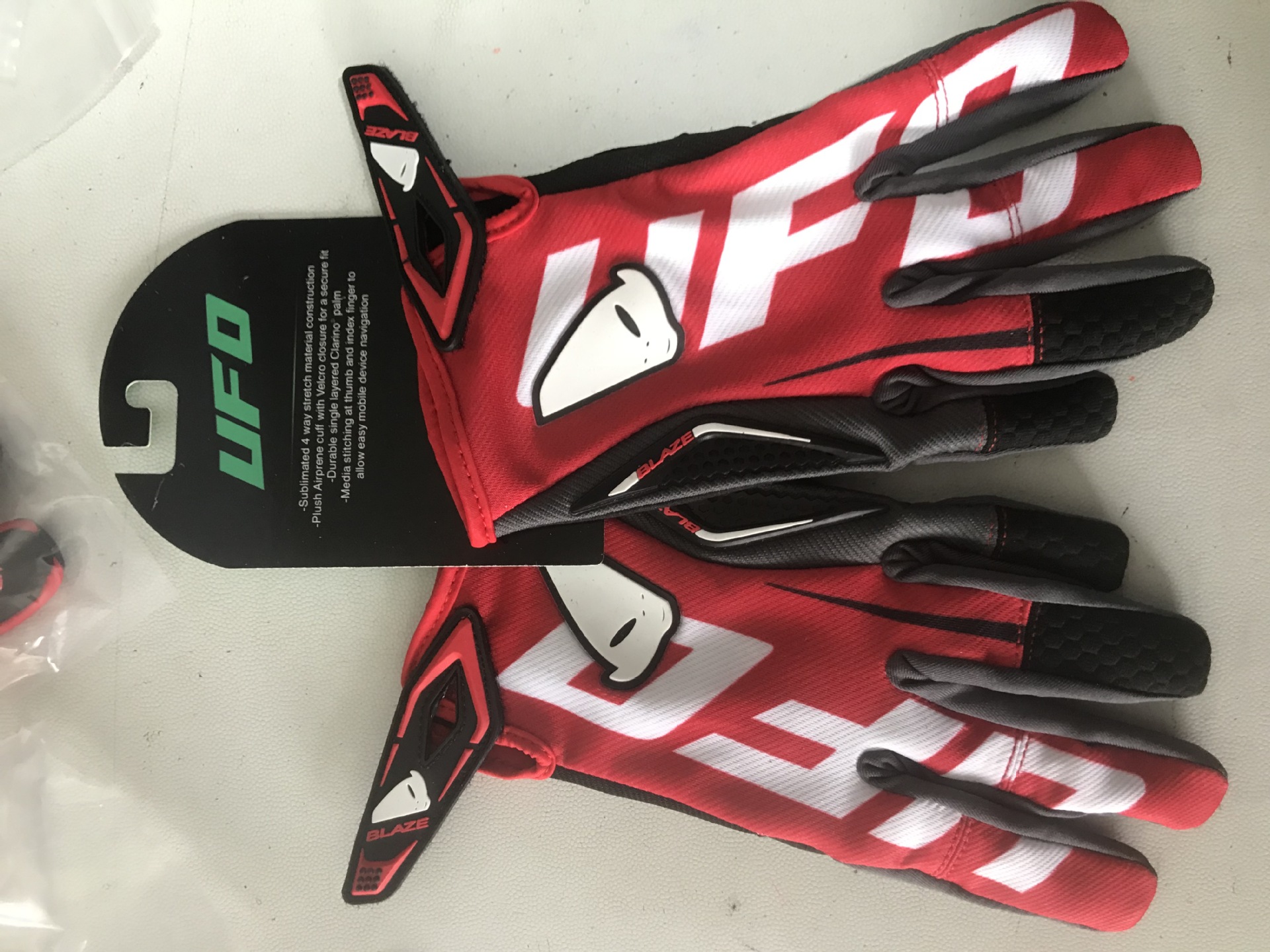 빨간색 흰색 검정색