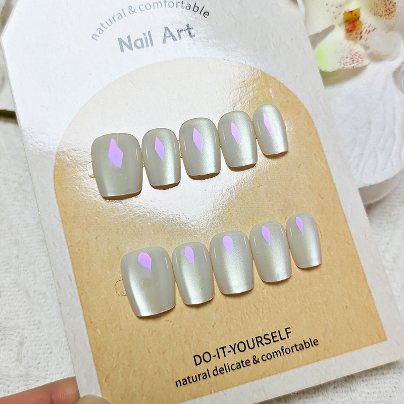 Clean and Elegant Light White Solid Color Cat-Eye Nail Art, Simple and Stylish Wearable Short Nails, 10-Piece Set of Nail Stickers