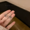 Чёрные серьги‑гвоздики (сердце)