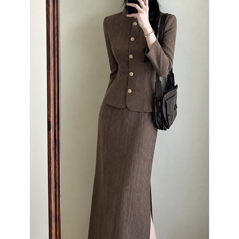 Loshibo: Early spring, clear skies. A niche, high-end striped suit for women, featuring a retro-inspired, single-breasted cheongsam design in a two-piece set