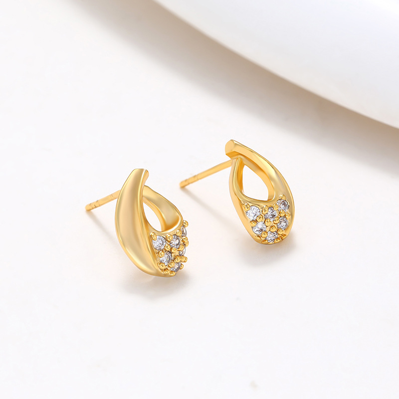 Xuping joyería de aleación de cobre chapado 24K color pernos irregulares sensación de alto nivel nicho ligero pernos de lujo para mujeres