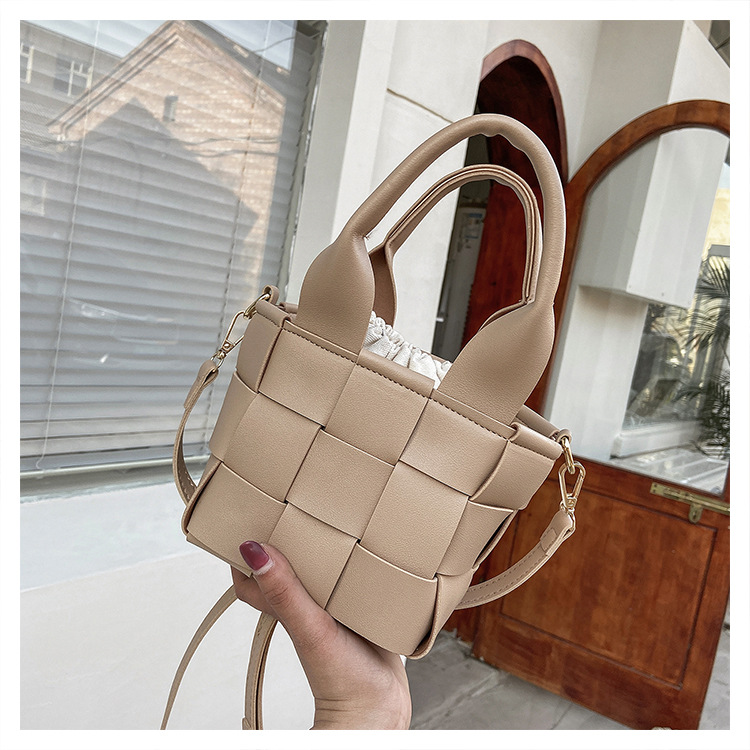 Women's Medium Summer Pu Leather Solid Color Lingge Fashion Bucket String Handbag display picture 3