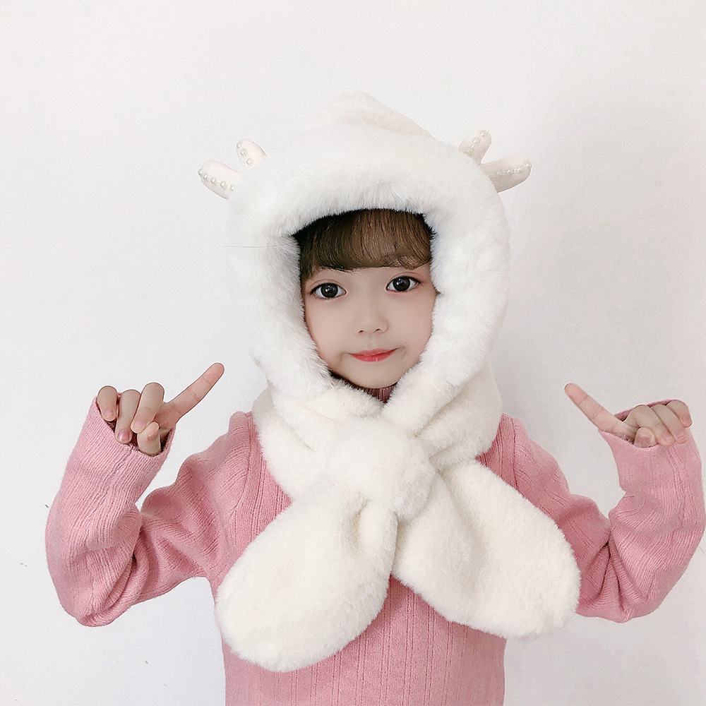 베이지 새끼 사슴