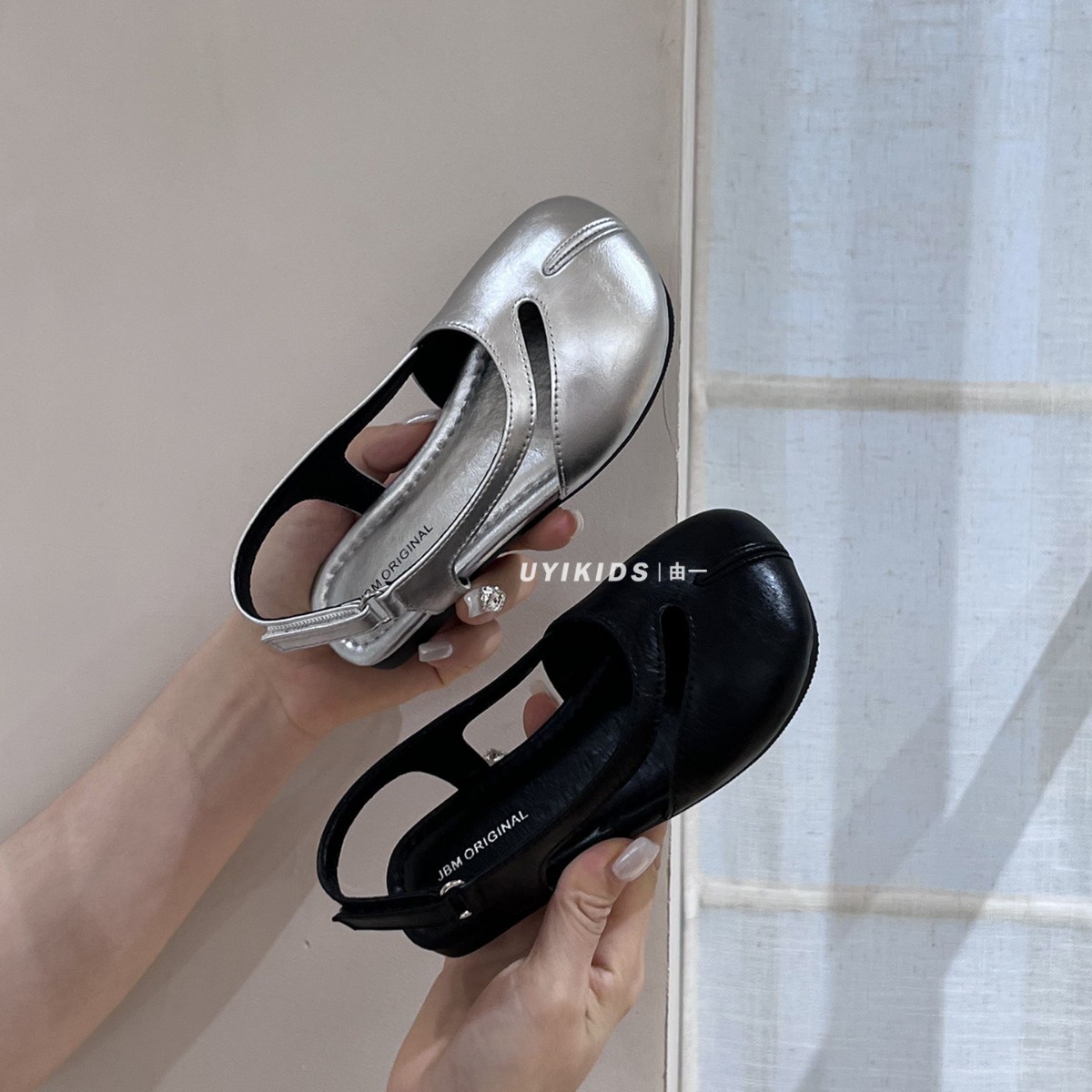 Zapatos casuales de moda de niñas versátiles 2026 verano nuevos niños con sandalias de cabeza hueca de dedos falsos dos sandalias