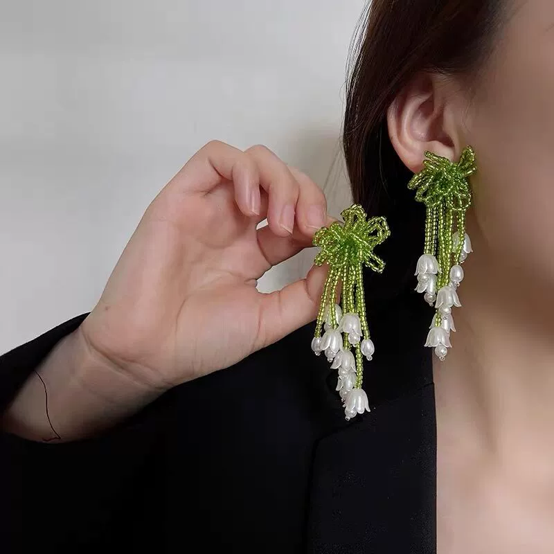 Серьги-гроздья из зелёного хрусталя с цветком ландыша