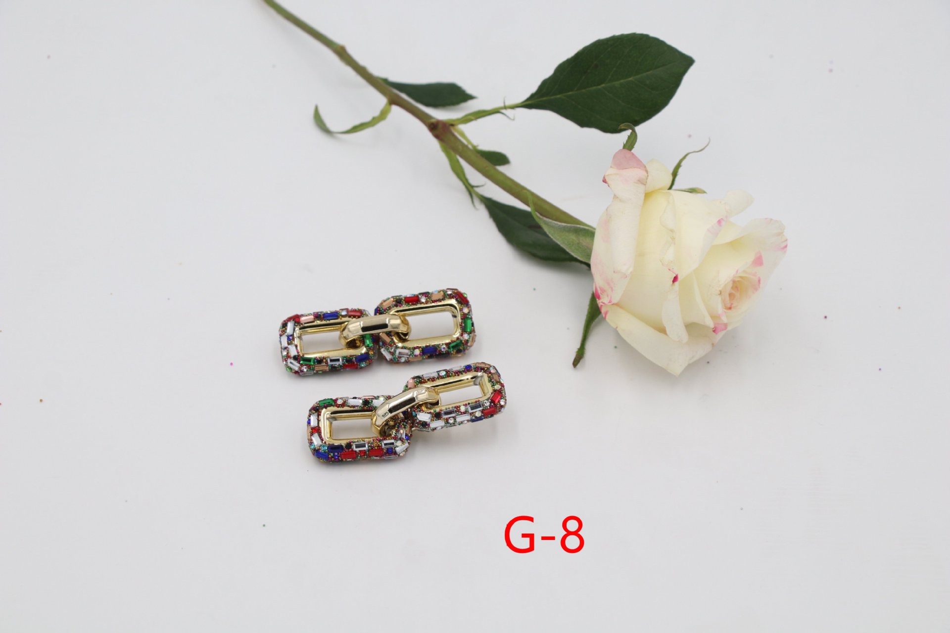 Orecchini pendenti a catena con diamanti geometrici_voghion.com