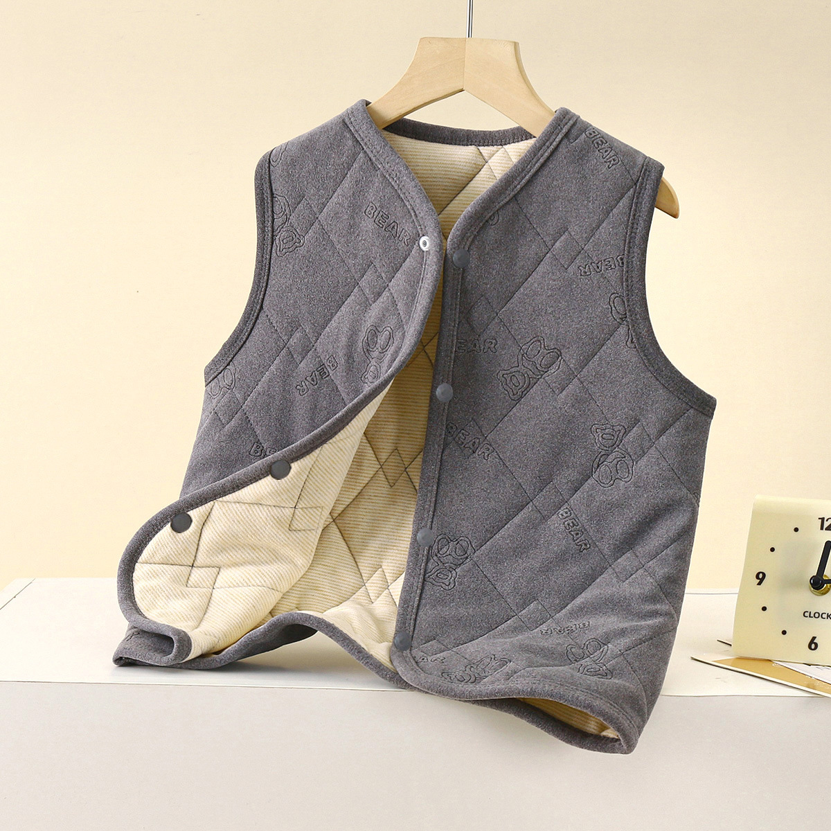 La nueva seda de morera acolchada de invierno se puede usar por fuera y con un artefacto de uniforme escolar para mantener calientes a los niños y niñas